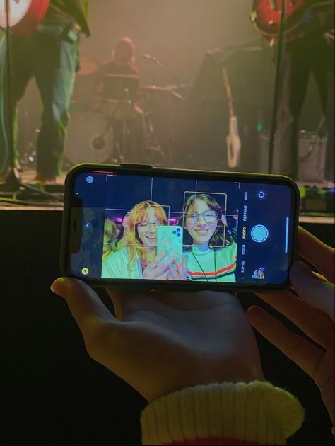 selfie using another camera at a dayglow concert Rock Concert Picture Ideas, Festival Inspo Pics, Concert Selfie Ideas, Concert Pose Ideas Friends, Dayglow Concert Outfit, Eras Tour Pose Ideas, Concert Post Ideas, Concert Picture Poses, Poses For Concert Pictures