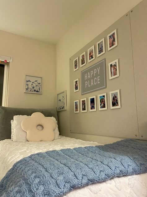 Cozy Dorm Room Ideas Aesthetic, Simple Dorm Room Decor Minimalist, Cute College Living Room Ideas, College Dorm Room Inspo Aesthetic, Room Ideas Navy Blue, Closet Organization Ideas Dorm, Grey And Blue Dorm Room Ideas, Simple Dorm Ideas, Grey Dorm Room Aesthetic