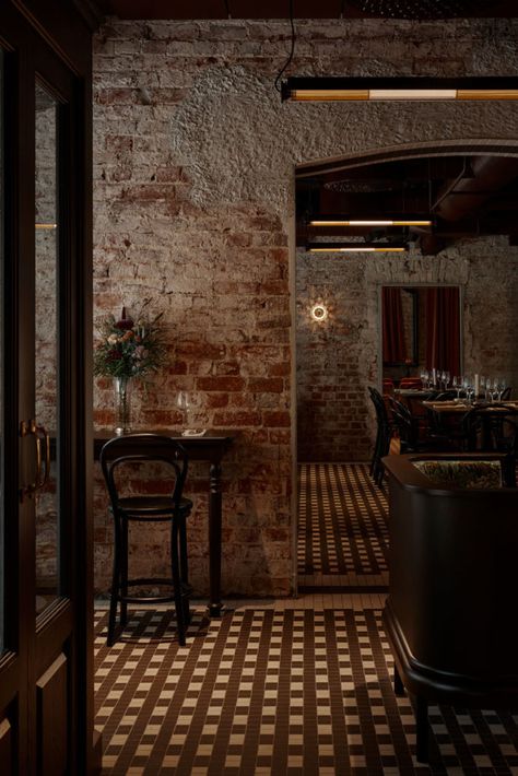 Bistro Interior, Lisbon Restaurant, Bistro Design, Moody Vintage, Parisian Bistro, Bistro Restaurant, Decoration Restaurant, Statement Furniture, French Restaurants