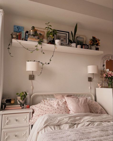 soft pink bedding, young woman bedroom Young Adult Female Bedroom Ideas, Young Women Bedroom, Adult Female Bedroom Ideas, Female Bedroom Ideas, Young Woman Bedroom, Female Bedroom, Women Bedroom, Room Vibes, Woman Bedroom