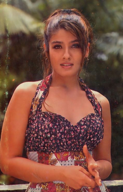 Ravina Tandan, Ravenna Tandon, Makeup Bollywood, 90's Makeup, Bollywood Women, 90s Bollywood Fashion, Retro Actress, Bollywood Retro, Raveena Tandon