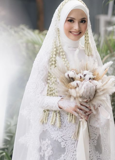 Hijabi Wedding Dress, Wedding Dress Hijab, Muslim Wedding Hijab, Muslim Wedding Photos, Pose Pengantin, Hijabi Wedding, Muslim Wedding Gown, Javanese Wedding, Kebaya Wedding