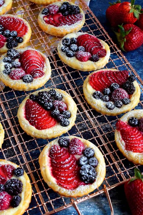 Puff Pastry Cream Cheese Fruit Tarts, Bougie Brunch, Fruit Danish, Puff Pastry Cream, Pastry Fruit, Monday Breakfast, Puff Pastry Recipes Dessert, Puff Pastry Cream Puffs, Pastries Recipes Dessert