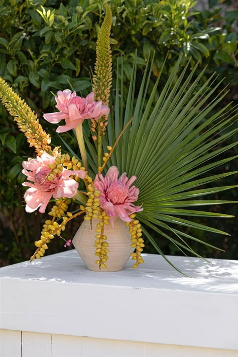 Weekend in Waikiki — smith + james Natural Wood Wedding Decor, Hawaiian Floral Arrangements, Tropical Whimsical Wedding, Tropical Chic Wedding Decor, Beach Florals, Modern Tropical Wedding Flowers, Palm Floral Arrangements, Tropical Bouquet Floral Arrangements, Hawaiian Wedding Bouquet