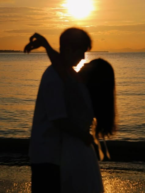 At The Beach With Boyfriend, Ocean Couple, Sunrise Couple, Couple Sunset, Helloween Wallpaper, Couple Beach Pictures, Forever Mine, Couple Silhouette, 사진 촬영 포즈