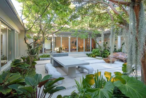 51 Captivating Courtyard Designs That Make Us Go Wow Courtyard Homes, Indoor Courtyard, Urban Home Decor, Modern Courtyard, Tropical Garden Design, Courtyard Ideas, Courtyard Gardens Design, Courtyard House Plans, Courtyard Design