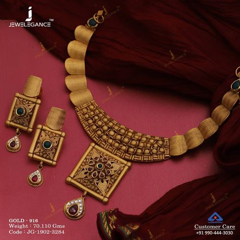 No photo description available. Antique Gold Jewellery, Kalamkari Blouse, Antique Gold Jewelry Indian, Gold Jewelry Simple Necklace, Antique Jewellery Designs, Gold Mangalsutra Designs, Gold Necklace Indian Bridal Jewelry, Antique Engagement Ring, Gold Bridal Jewellery Sets