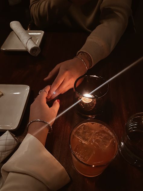 Couple Dining Photography, Casais Aesthetic, Couple Restaurant, Couple Dinner, Dinner Date Aesthetic, Couples Dinner, Restaurant Pictures, Instagram Couples, Dinner Restaurants