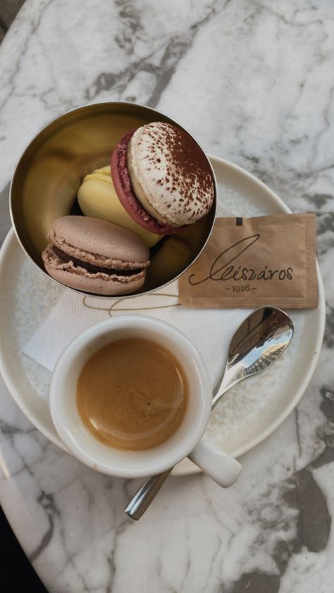 Coffee And Macarons, Aesthetic Coffee, Coffee Addict, Macaroons, Macarons, Espresso, Coffee Shop, Cafe, Coffee