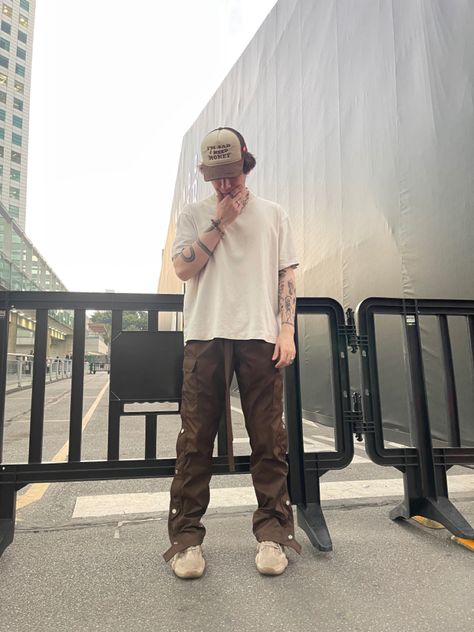 Yeezy 500 Taupe Light Outfit, Yeezy Shoes Outfit Men, Yeezy 500 Outfit Mens, Yeezy 500 Outfit, Adidas Ozweego Beige, Yeezy Shoes Outfit, Taupe Outfit, Baggy Fashion, Yeezy Outfit