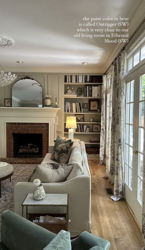 Nancy Meyers Inspired Home, Nancy Myers Homes Aesthetic Living Room, Nancy Mayer Interior, Nancy Meyers House Aesthetic, Nancy Meyers Apartment Aesthetic, Nancy Meyers Exterior, Nancy Meyers Living Room Aesthetic, Nancy Meyers House, Nancy Meyers Aesthetic Living Room