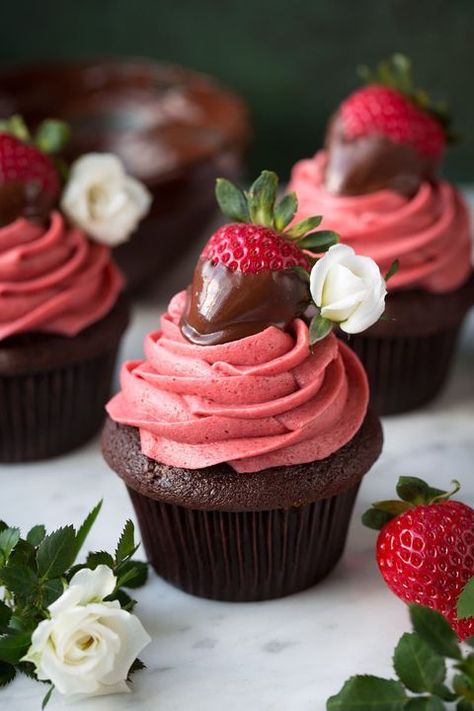 When you can't decide which delicious dessert to make on Valentine's Day, these chocolate covered strawberry cupcakes are just the sweet you're looking for.  #holiday #recipe #food #ideas #valentinesday #dessert #inspiration Covered Strawberry, Strawberry Frosting, Valentines Day Desserts, Mexican Dessert, Strawberry Cupcakes, Makanan Diet, Cooking Classy, Köstliche Desserts, Desserts To Make