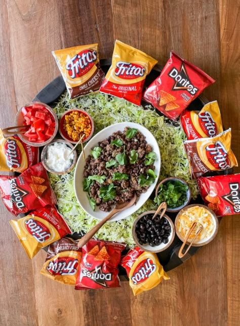 Taco Dip Charcuterie Board, Sandwich Snack Board, Chip Party Ideas, Chip Bag Tacos, Appetizer Snack Board, Party Plater Ideas, Chacutery Board Themes, Themed Chacutery Board Ideas, Easy Party Decorations Cheap