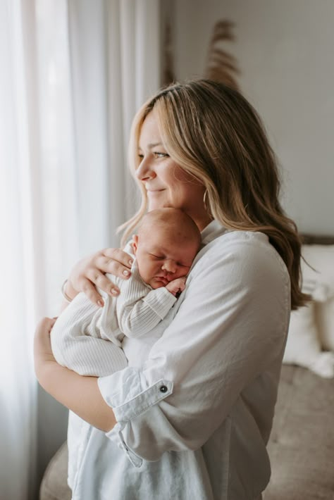 Newborn Photo Lifestyle, Mama And Newborn Photography, Mom And Newborn Pictures Home, Newborn Poses With Mom, Newborn Home Lifestyle Shoot, Newborn Photo Session At Home, Newborn Pics With Mom, Lifestyle Newborn Photography Poses, Newborn Photo Poses With Parents