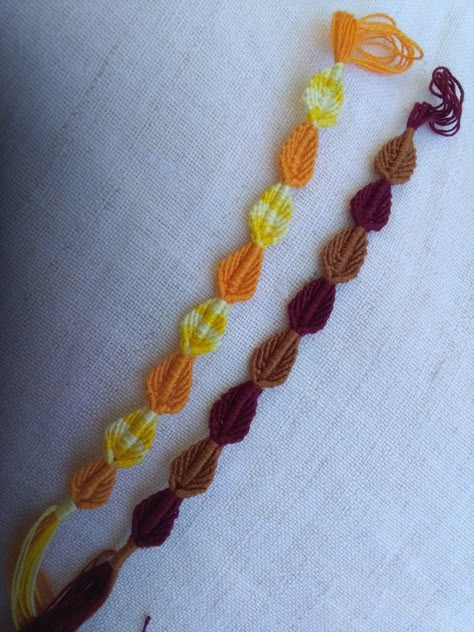 Matching Yarn Bracelets, Fall Bracelet Ideas String, Fall Bracelets String, Fall String Bracelets, Friendship Bracelets Embroidery Floss, Autumn Friendship Bracelet, Fall Friendship Bracelets Patterns, Fall Bracelet Patterns, Fall Friendship Bracelets