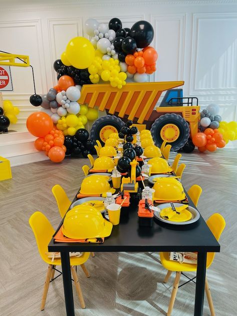 Construction Birthday Party Table, Construction Birthday Table Decor, Tractor Decorations Birthday, Construction Party Backdrop Ideas, Truck Balloon Decorations, Construction Table Decor, Excavator Party Ideas, Digger Birthday Party Decorations, Tonka Party Ideas