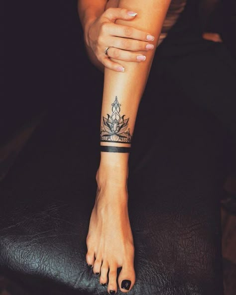 Mandala Ankle Bracelet Tattoo Armband Tattoo Frau, Ankle Cuff Tattoo, Tattoo For Women Ideas, Anklet Tattoos For Women, Ankle Band Tattoo, Leg Band Tattoos, Wrist Band Tattoo, Wrist Bracelet Tattoo, Wrist Tattoo Cover Up