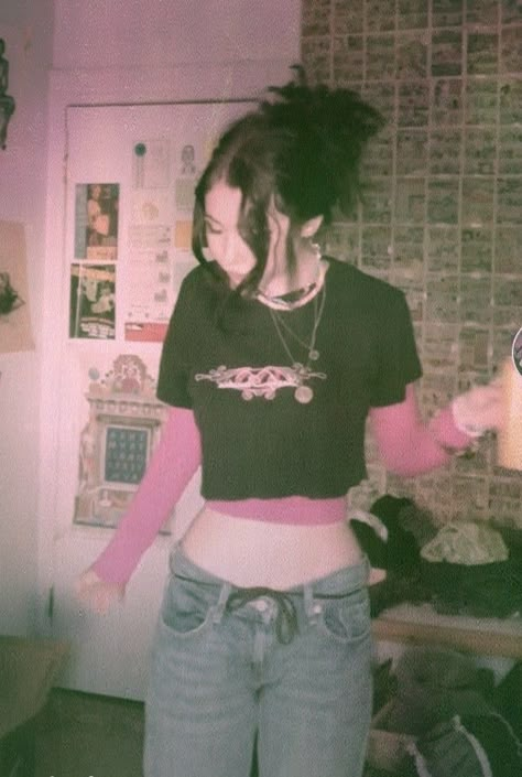 2000s grunge aesthetic credit: london!!! Grunge 2000s Aesthetic, 2000s Grunge Aesthetic, Punk Aesthetic Outfit, Pop Punk Aesthetic, 00s Aesthetic, 2000s Punk, Goth Gifts, Grunge Fits, Pink Grunge