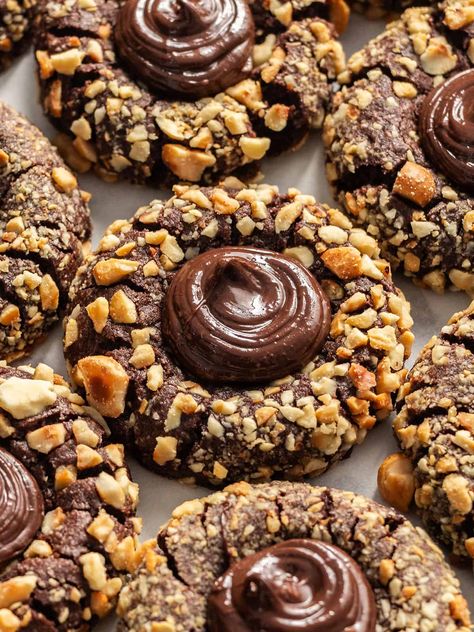 Chocolate Hazelnut Thumbprint Cookies - www.thescranline.com Best Sweets Recipes, Healthy Easy Desserts Quick, Baking Ideas Dessert, Healthy Easy Desserts, Desserts Quick, Resepi Biskut, Dessert Cookies, Cooking Chocolate, Chocolate Hazelnut Spread