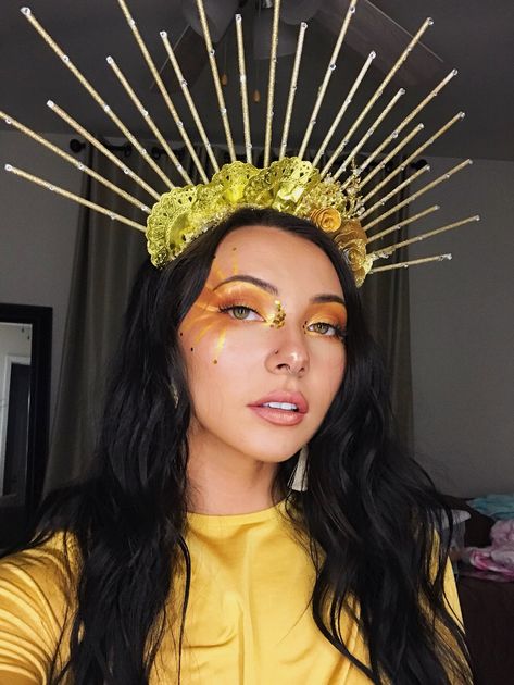 Sun makeup Halloween Sun Eyeliner Look, Sun Make Up Halloween, The Sun Costume Women, Tarot Card Makeup, Sun Goddess Halloween Costume, Sun And Moon Costume Makeup, Sun Makeup Looks Halloween, Sun Costume Women Diy, Sun And Moon Costume Ideas