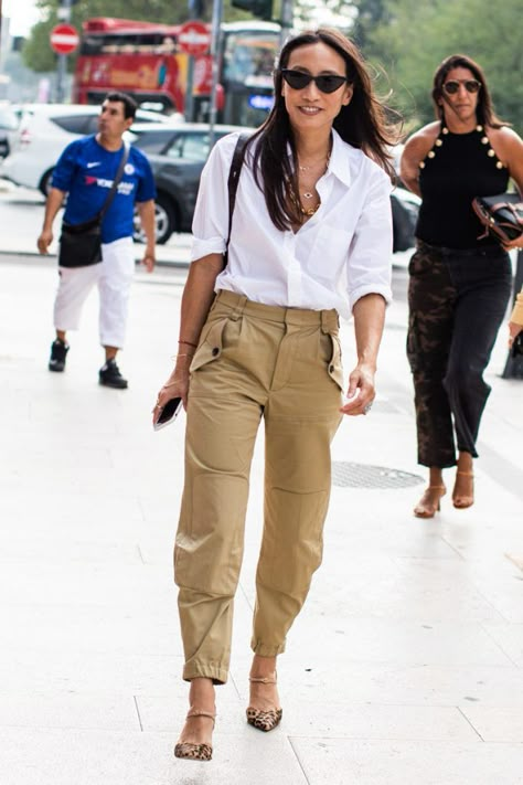 6 of the World's Most Stylish People Show Us How to Wear Cargo Pants Now Cargo Pants Outfit Street Style Winter, Cargo Pants Women Outfit Chic, Istanbul Outfits, Cargo Pants Ideas, Dickies Pants Outfits, Khaki Cargo Pants Outfit, Quick And Easy Outfits, Dickies Pants Outfits Women, Cargo Outfits Women