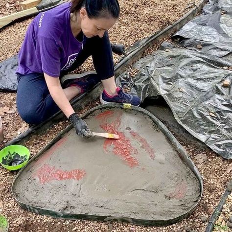 Natural Walkway, Concrete Stepping Stones Diy, Diy Concrete Stepping Stones, Homemade Stepping Stones, Concrete Molds Diy, Cement Pavers, Yard Path, Flagstone Pavers, Pavers Diy