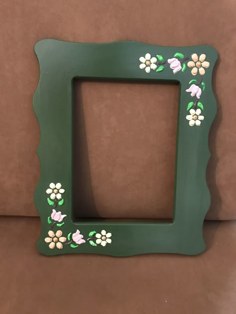 Wood Frame Painting, Cute Painted Frames, Painted Wooden Picture Frames, Picture Frame Border Design, Painting Ideas On Picture Frames, Cute Painted Picture Frames, Painted Wooden Frame, Painting Picture Frames Diy Ideas, Painted Picture Frames Diy Creative