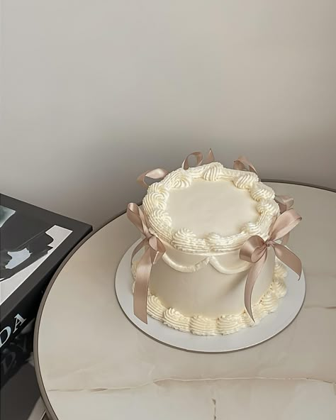 Vintage style Vintage Cake Round, Round Vintage Cake, Vintage Bento Cake, Simple Vintage Cake, Vanilla Cake Design, Engagement Cake Ideas, Bento Cake Design, Cake Decorating Party, 21 Bday