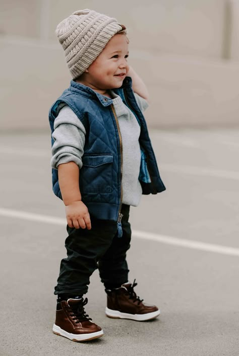 This post tells you everything you need for a toddler boy fall capsule wardrobe! #kidfashion #toddlerfashion #toddlerboy #boyfashion #mommyandmeoutfit #motherandson #babyboyfashion Baby Boy Fall Outfits, Boys Fall Outfits, Toddler Boy Fashion, Fall Capsule Wardrobe, Baby Boy Fashion, Toddler Boy Outfits