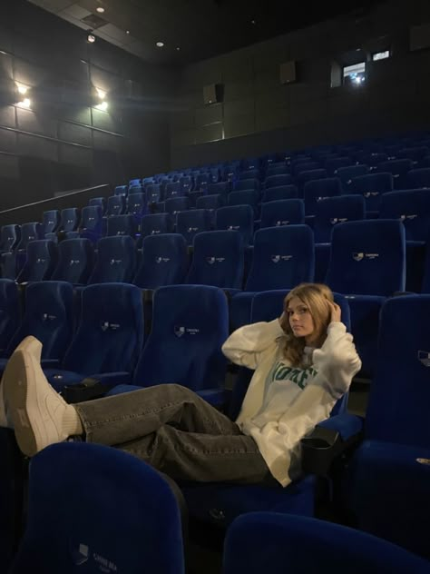 Looks Cinema, Cinema Date Outfit, Couples Cinema, Cinema Outfit, Movie Theater Aesthetic, Theater Aesthetic, Cinema Date, Cinema Idea, Movie Date Outfits