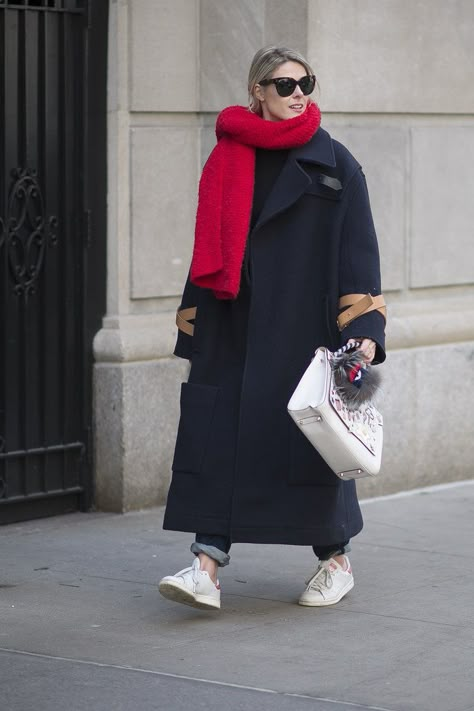 Clothes For Women In 20's, How To Wear A Scarf, Scarf Casual, Red Scarf, How To Wear Scarves, Tennis Clothes, Coat Outfits, Mode Inspo, Cool Street Fashion