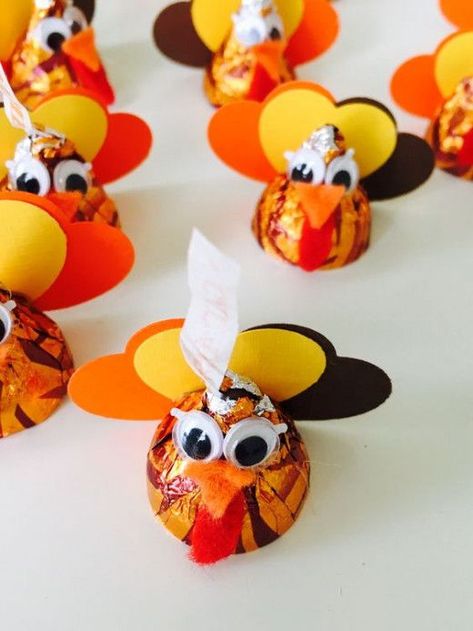 Hershey Kiss Thanksgiving Craft, Hershey Kiss Turkey, Turkey Party Favors, Easy Diy Thanksgiving Crafts, Thanksgiving Favors Diy, Florida Thanksgiving, Thanksgiving Candy Crafts, Thanksgiving Table Favors, Candy Turkeys