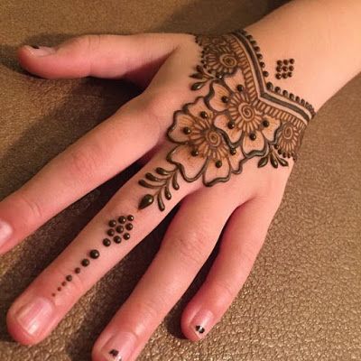 125 Stunning Yet Simple Mehndi Designs For Beginners|| Easy And Beautiful Mehndi Designs With Images | Bling Sparkle Simple Mehandi Designs, Small Henna Designs, Henne Tattoo, Kids Henna, Simple Mehandi, Cute Henna Designs, Cute Henna Tattoos, Henna Tutorial, Henna Inspired Tattoos