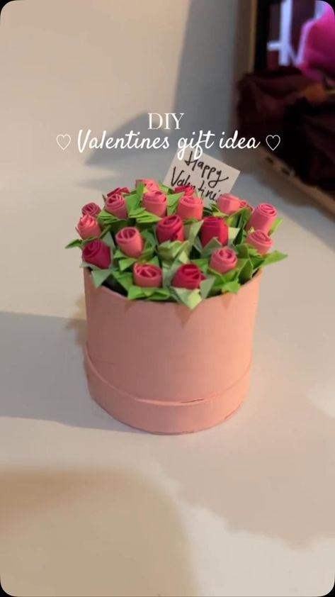 Hermosa idea para regalar en san Valentín 💘 Gifts For Mom For Valentines Day, Valentine Gifts Handmade Diy Crafts, Homemade Gifts For Valentines Day, Valentines Grams Ideas, Valentine Gifts For Bestie, Valentines For Bestie, Valentine Gifts Crafts, Cute Box Ideas, Cute Valentines Day Gifts For Friends