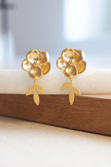 rachelkeppeler Gold Jhumka Earrings, Gold Earrings Models, Gold Jewelry Stores, Gold Ring Designs, Gold Jewelry Simple, Gold Bangles Design, Bridal Gold Jewellery Designs, Gold Jewellery Design Necklaces, Jewelry Design Earrings