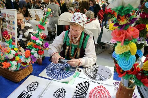 Bazaar of folk handicrafts; photo: Joanna Borowska/FORUM - Wycinanki Polish Films, Polish Folk Art, Cut Out Art, Art Lessons Middle School, Winter Art Projects, Paper Cutout Art, Art At Home, Polish Folk, Heart Wall Art