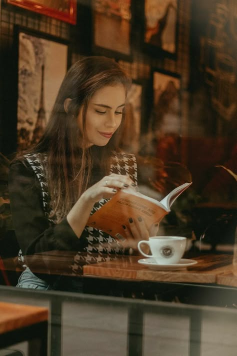 Woman Cafe Photoshoot, Fall Business Photoshoot, Life Style Photography Ideas, Cafe Portrait Photography, Coffee Shoot Ideas, Coffeeshop Photoshoot Ideas, Dark Academia Aesthetic Photoshoot, Cafe Photo Ideas Coffee Shop, Coffee Shop Shoot