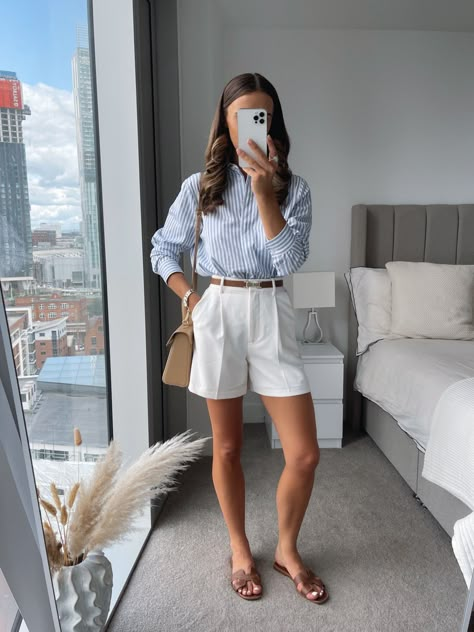 Striped Shorts Outfit, White Shorts Outfit, Modest Casual Outfits, Casual Chic Summer, Summer Shorts Outfits, Blue Striped Shirt, Causual Outfits, Summer Fashion Outfits, Classic Outfits