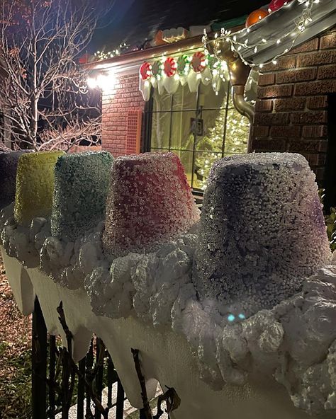 Christmas-Loving Mom Transforms Her Home Into Real-Life Gingerbread House (LOOK) Real Life Gingerbread House Ideas, Real Life Gingerbread House Decorations, Outdoor Gingerbread House Diy, Outside Gingerbread House Decorations, Gingerbread House Outdoor Decor, Lifesize Gingerbread House, Outdoor Gingerbread House Decorations, Real Life Gingerbread House, Real Gingerbread House