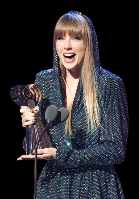 Taylor Swift At Award Shows, Taylor Swift With Awards, Taylor Swift Award Shows, Taylor Swift Award Show Outfits, Taylor Swift Award Show, Taylor Swift Awards, Taylor Swift Interview, Award Show, Swift Photo