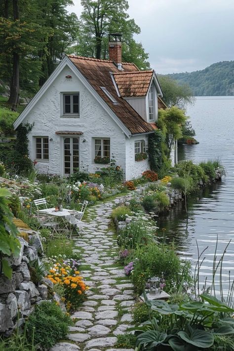 Green House Cottage, Small Cottage Homes Exterior, Shabby Chic Exterior, Shabby Chic House Exterior, Europe Cottage, Cottage Decorating Ideas, Cottage Architecture, Cottage Houses, Fairytale Houses