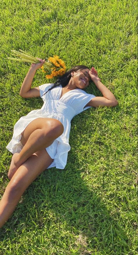 Flower Outdoor Photoshoot, Summer Birthday Shoot, Spring Photoshoot Black Women, Outdoor Birthday Photoshoot Women Summer, Feel Good Photoshoot, Garden Birthday Photoshoot Ideas, Garden Birthday Shoot Ideas, Earthy Photoshoot Ideas, Photoshoot Ideas Outdoor Poses