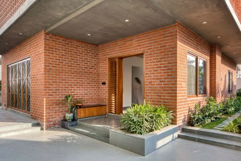 Brick Screen, Home Designs Exterior, Orange Brick, Screen House, Indian Home Design, Brick Exterior House, Brick Architecture, Brick Exterior, Entrance Design