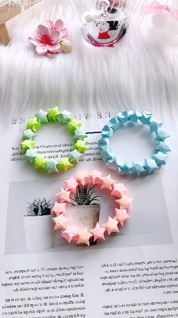 paper crafts creator on Instagram: "Call your sisters who have hands to make star bracelets! Everyone else has it! #Origami #tutorial #Handmade #diy #Making #handmade #stars #tutorial #Starbracelet #Origamistars paper craft" Paper Star Bracelet, How To Make Paper Bracelets, Diy Gifts For Little Sister, Paper Bracelet Diy, Paper Stars Ideas, Star Jewelry Diy, Making Stars With Paper, Paper Star Ideas, How To Make Easy Bracelets