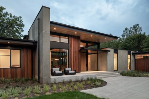 Modern Siding Ideas Exterior, Modern Flat Roof House Design, Modern Rambler, Steel Beam House, Modern Home Entrance, Entrance Landscape, Flat Roof House, Exterior House Design, Modern Exterior House