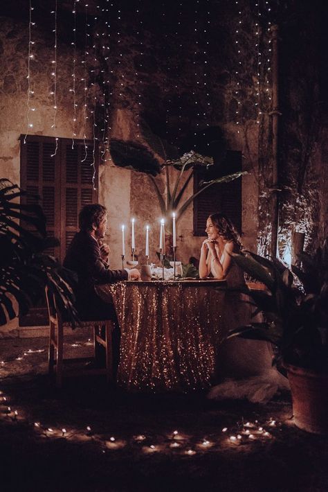 Ultra romantic sweetheart table lit by candle and fairy lights | Image by Koko Photography Romantic Dinner Tables, Romantic Dinner Setting, Romantic Dinner Decoration, Couples Dinner, Romantic Candle Light Dinner, Romantic Date Night Ideas, Romantic Candlelight, Romantic Surprise, Romantic Room