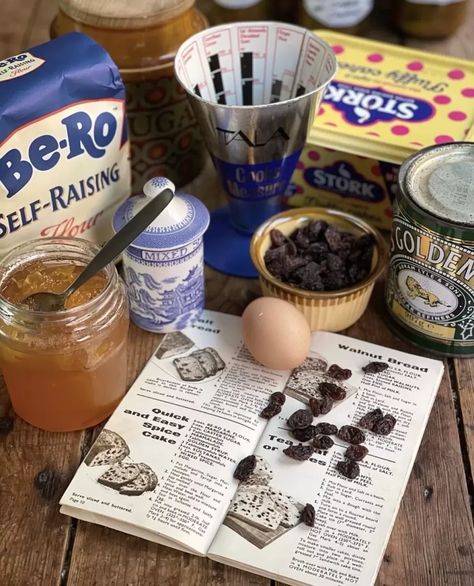 Vintage Recipes - Old Fashioned Retro Baking with Lavender and Lovage Cooking Vintage, Lavender Recipes, Walnut Bread, Pin Boards, Vintage Baking, Baking Mix, Tea Cakes, Simple Ideas, Vintage Recipes