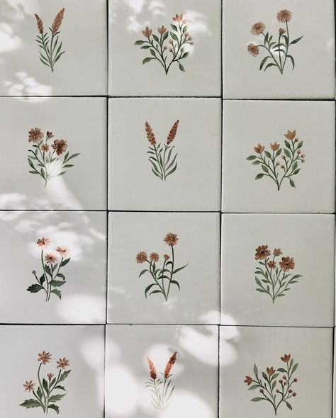 🌸6 of our favourite floral tile projects! Swipe to see them all and tell me your favourite :) It’s no surprise that floral designs are what we paint the most on our custom kitchen tiles - there’s an old-world, vintage charm to handpainted floral tiles, and whenever I picture a kitchen with pretty floral tiles, I imagine a warm, cosy home where memories are made over lovingly cooked food! Here are some of my favourite floral tile projects - ranging from monochromatic browns and blues to paste... Kitchen Tiles Aesthetic, Tile In Kitchen Wall, Vintage Backsplash Kitchen Tile, Ceramic Flower Tiles, How To Paint On Tiles, Cottagecore Tile, Vintage Food Painting, Different Tiles On Floor, Floral Tiles Kitchen