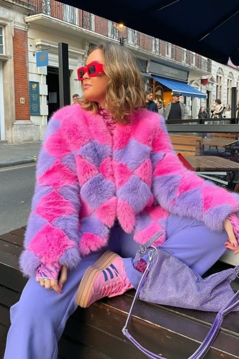 Colorful Clothing Style, Pink Fur Coat Outfit, Maximalist Outfits, Mode Harajuku, Bold Outfits, Vibrant Outfits, Color Outfits, Colorful Outfits, Dopamine Dressing