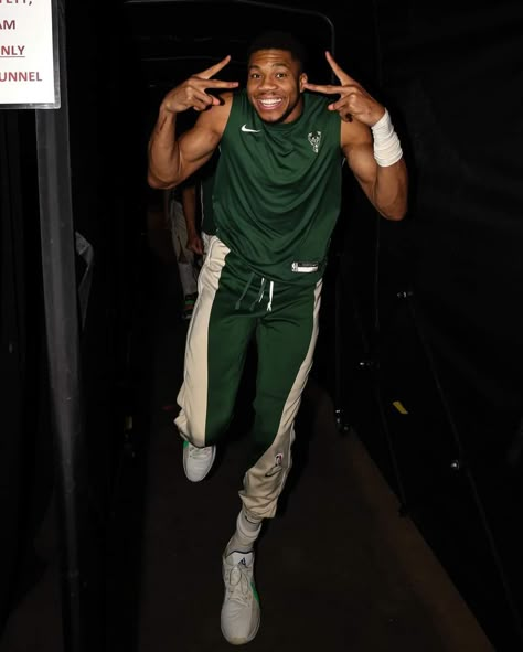 Giannis Antetokounmpo Wallpaper, Nba Wallpapers Stephen Curry, Guys Instagram, Basketball Highlights, Giannis Antetokounmpo, Basketball Is Life, Basketball Gear, Nba Wallpapers, Nba Pictures